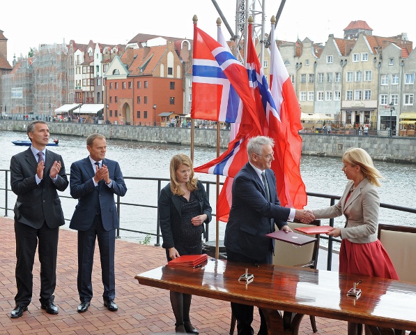 Uroczyste podpisanie Memorandum of Understanding. Na zdjęciu m.in.: minister Elżbieta Bieńkowska, premier Donald Tusk